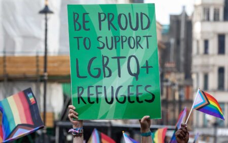 Les LGBTQ + les migrants méritent la compassion - la rhétorique hostile du travail est déchirante