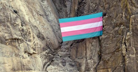 Le drapeau trans est suspendu dans le parc national de Yosemite: «les personnes trans sont naturelles»