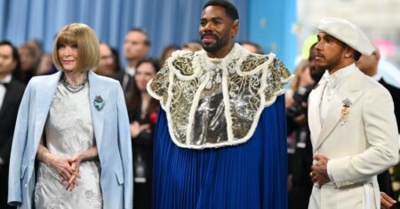 La rédactrice en chef de Vogue Anna Wintour, l'acteur américain Colman Domingo et le pilote de voiture de course Lewis Hamilton arrivent pour le Gala du Met 2025 au Metropolitan Museum of Art le 5 mai 2025 à New York.