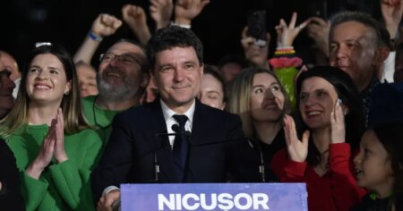Le candidat à la présidentielle, Nicusor Dan, parle aux médias après la fermeture des sondages pour le deuxième tour de l'élection présidentielle du pays à Bucarest, en Roumanie, le 18 mai 2025.