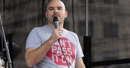 Richard Angell du Terrence Higgins Trust explique pourquoi il obtiendra le vaccin contre la gonorrhée (Gus Campbell)