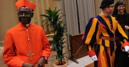 Pourquoi les gens LGBTQ + s'inquiètent pour le cardinal Robert Sarah potentiellement en cours d'élection pape