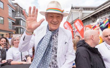 Sir Ian McKellen pour ouvrir toutes les lectures trans et non binaires de la douzième nuit