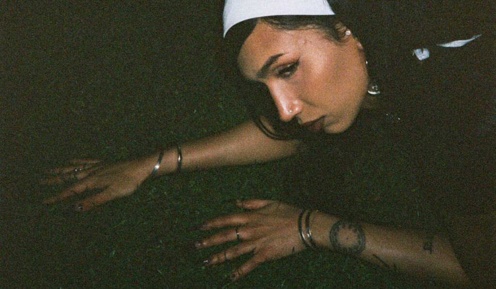 Mya mehmi veut te faire sentir quelque chose