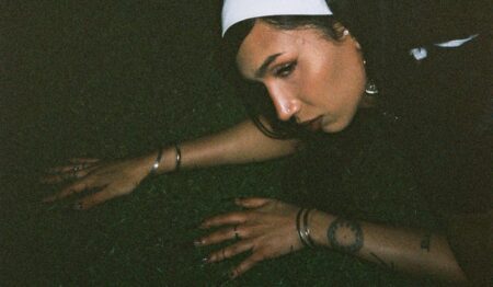 Mya mehmi veut te faire sentir quelque chose