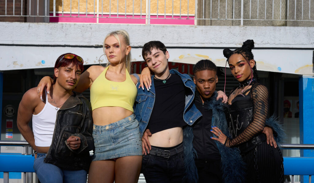Ce que ça fait pour une fille: Rencontrez le casting des normes derrière les divas tombés