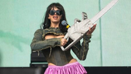 Rebecca Black et More Rejoignent Dolores ': La maison queer des terres extérieures avec la danse, la traînée et la magie bricolage
