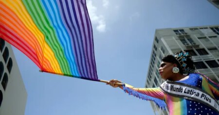 Les gens participent au défilé annuel de la fierté gay à San Juan, Porto Rico, le 3 juin 2018.