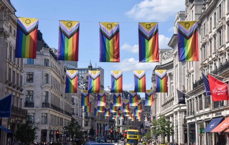 Les chrétiens disent que le maire de Londres Sadiq Khan fait face à la «punition éternelle» pour les expositions du drapeau de la fierté