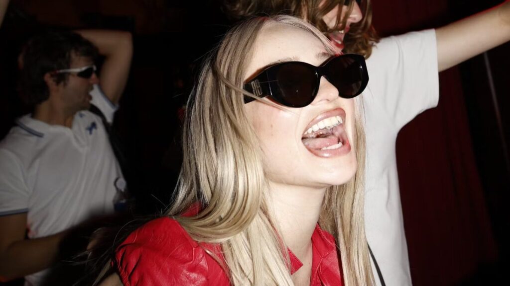Kim Petras taquine le nouveau banger `` Freak it '' à la couture sauvage de Balenciaga