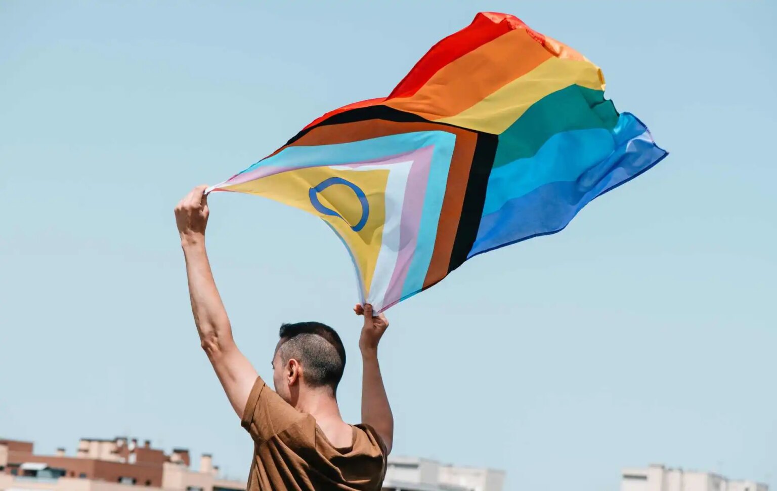 Les manifestants se rassemblent à l'extérieur de la Trump Tower pour se battre pour la ligne de crise LGBTQ + vitale "