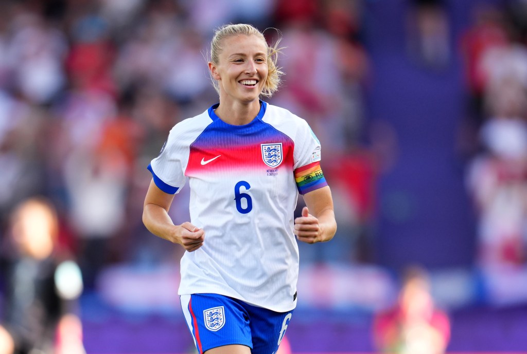 Leah Williamson d'Angleterre célèbre après que son coéquipier Georgia Stanway (non illustré) a marqué le deuxième but de son équipe lors du match du groupe D du groupe D 2025 de l'UEFA entre l'Angleterre et les Pays-Bas