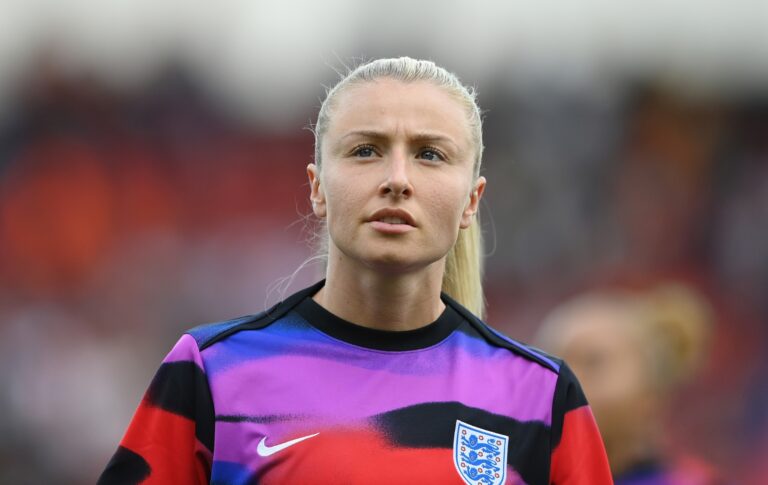 13 faits fascinants que vous ne connaissiez probablement pas sur le capitaine LGBTQ + lionne Leah Williamson Leah Williamson of England looks on as she warms up prior to the UEFA Women