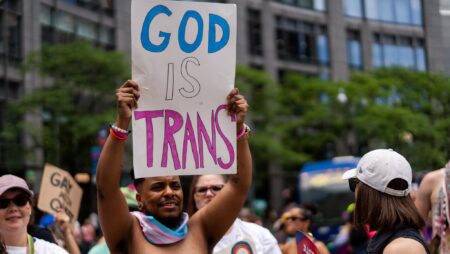 Ces photos capturent les paillettes, l'amour et la protestation de la marche de la fierté de New York