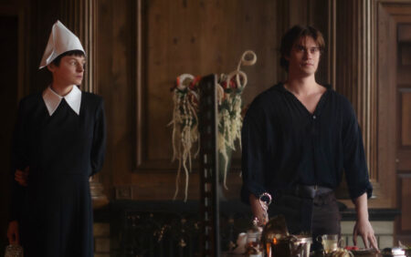 Voici votre premier regard sur 100 nuits de héros, avec Emma Corrin, Nicholas Galitzine et Charli XCX