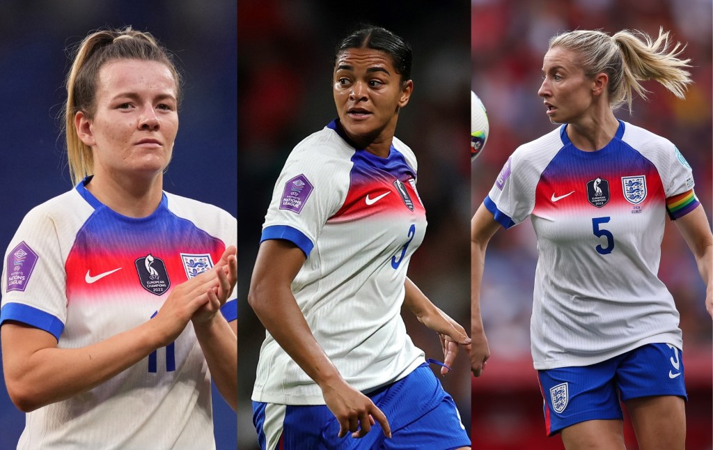 Lauren Hemp, Jess Carter et Leah Williamson sur le terrain dans le kit de football en Angleterre.