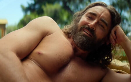 "Quel régal savoureux": les fans jaillissent sur le corps hunky de Lee Pace dans la saison 3 de la fondation