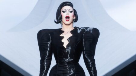 Sasha Velor célèbre 10 ans de `` chemises de nuit '' avec une résidence étoilée à New York