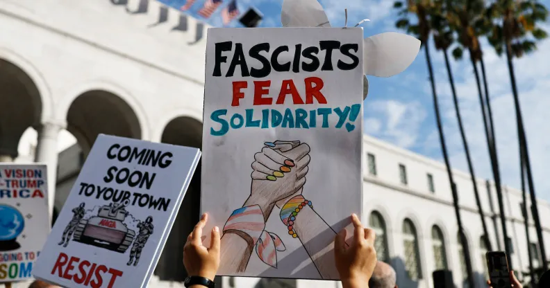 Los Angeles, Californie - 17 juillet: Un démonstrateur tient un panneau en lisant «Fascistes craint la solidarité! Lors d'un «Good Trouble se déroule» à l'extérieur de l'hôtel de ville le 17 juillet 2025 à Los Angeles, en Californie.