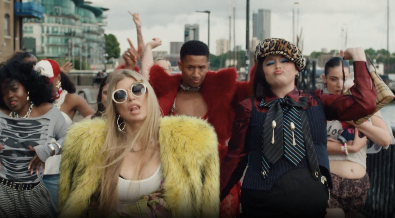 Fergie remit la vidéo `` London Bridge '' sur le véritable pont de Londres pour `` Too Much '' de Netflix