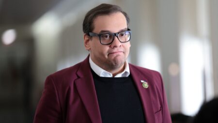 George Santos s'écrase avant de se rendre en prison: «Ils m'arrêtent»