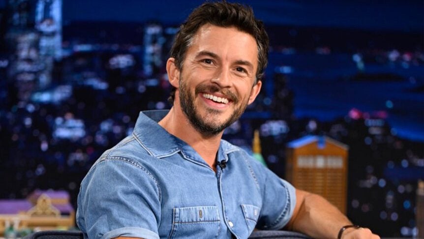 Jonathan Bailey joue son propre thème «Jurassic World Rebirth» sur la clarinette… oui, vraiment