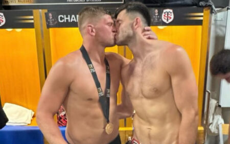 "La chose la plus chaude que j'ai vue": les fans deviennent sauvages pour un baiser d'après-match entre les coéquipiers de rugby