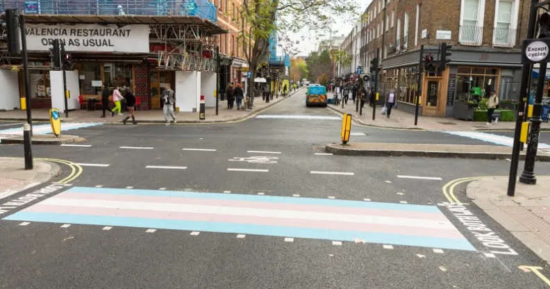 La chrétienne de Londres affirme que ces passages à drapeau trans marginalisent des gens comme elle