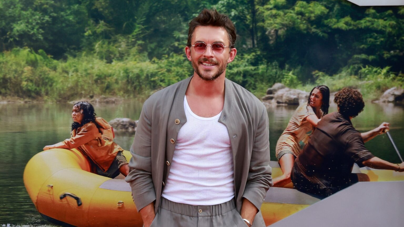Les `` sluttly lisses '' viraux de Jonathan Bailey sont maintenant réels - et ils soutiennent des vies LGBTQ