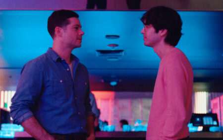 «Tu m'apparts»: Dylan O'Brien et James Sweeney partagent une connexion intense dans Twinless Trailer