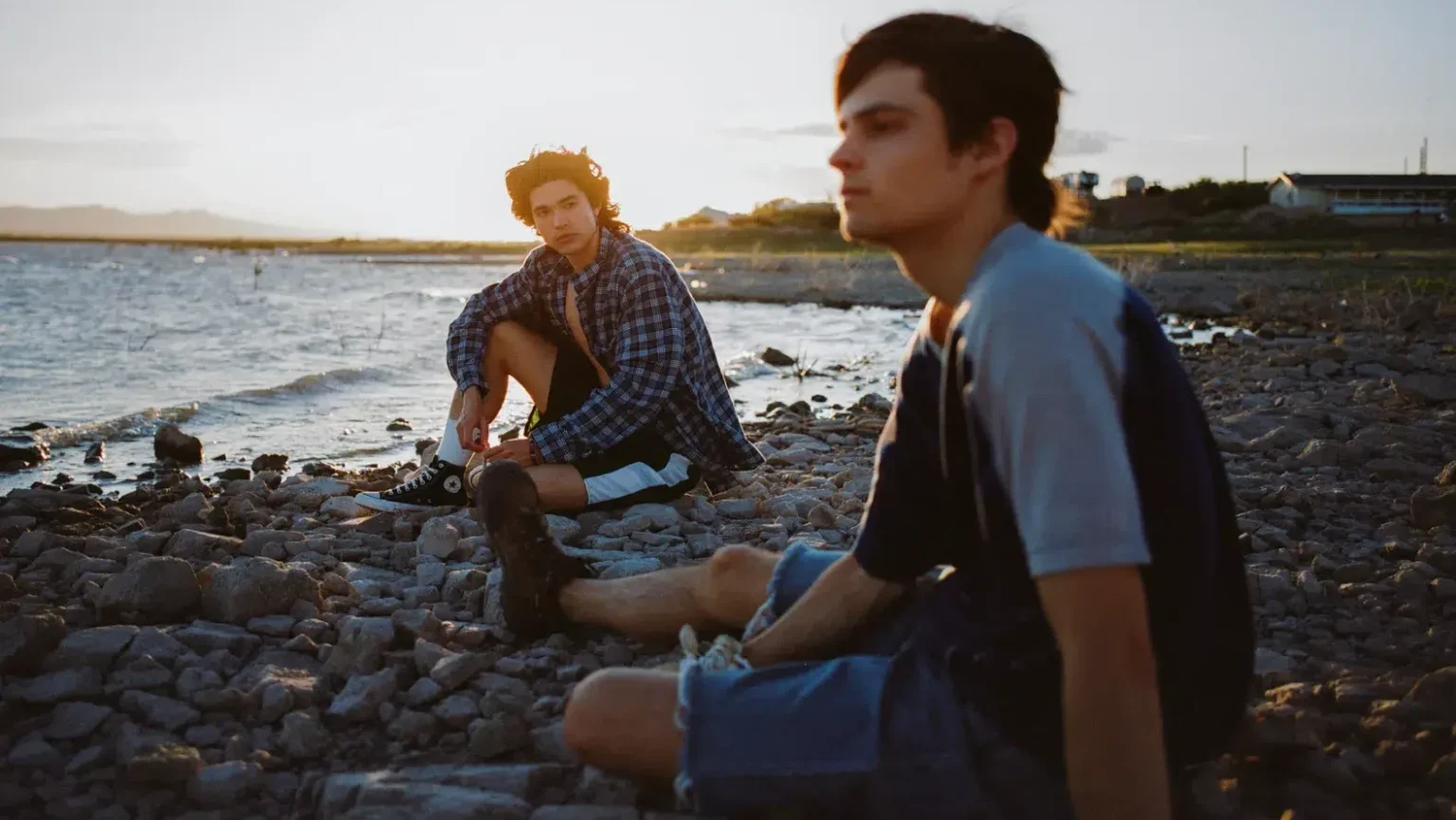 «Vodka Cranberry» de Conan Gray est un hymne de chagrin queer enveloppé dans la romance cinématographique