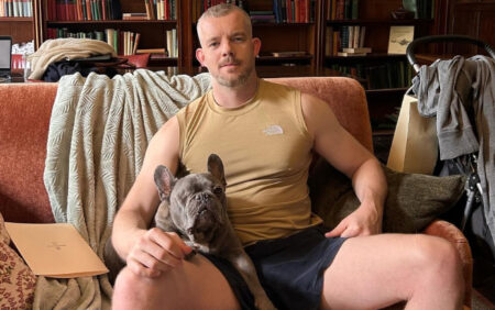 Voici pourquoi la star de Looking Russell Tovey incorpore l'astrologie dans sa vie de rencontres