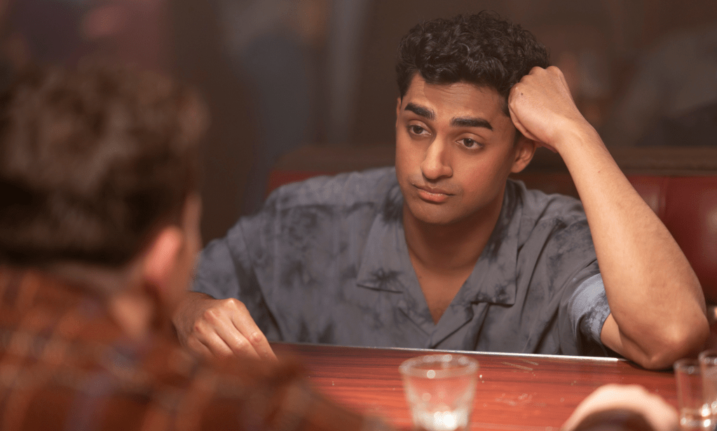 Ravi regardant le bar avec Buck