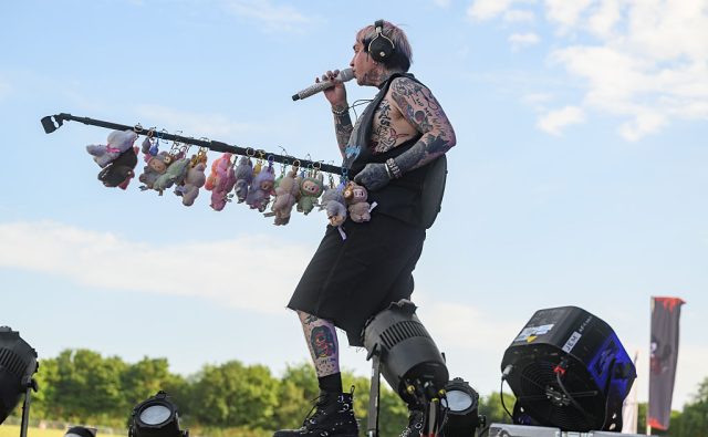 Blackbear se produit sur scène lors du Bludfest Festival au National Bowl le 21 juin 2025 à Milton Keynes, en Angleterre.