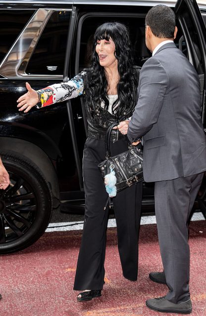 Cher arrive à la première "My Mom Jayne: A Film de Mariska Hargitay" lors du Tribeca Festival 2025 au Carnegie Hall le 13 juin 2025 à New York.