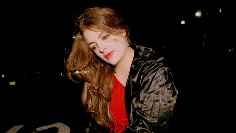 La sœur de Lorde, Indy Yelich, dévoile la renommée est une chambre «un EP intime sur l'amour et l'identité queer (exclusive)