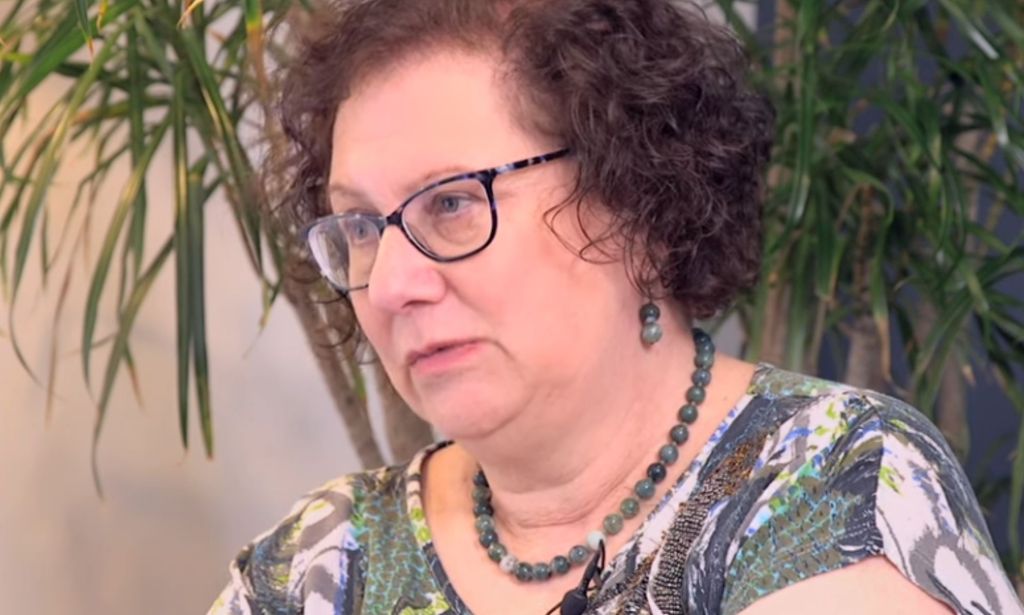 Hilary Cass lors d'une interview enregistrée.