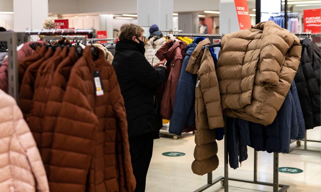 À l'intérieur de la section de vêtements d'une Marks & Spencer.
