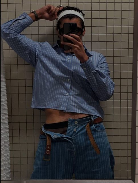 Le nouveau carrousel Instagram de Bad Bunny a des fans qui font des prises doubles grâce à un selfie de salle de bain suggestif et à des regards couvants.