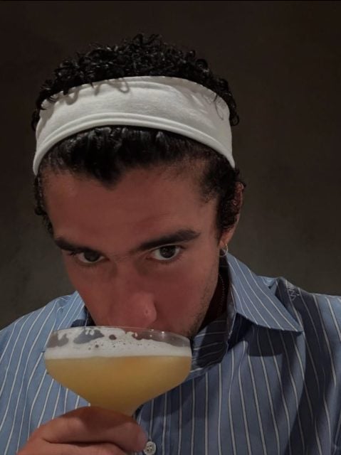 Le nouveau carrousel Instagram de Bad Bunny a des fans qui font des prises doubles grâce à un selfie de salle de bain suggestif et à des regards couvants.