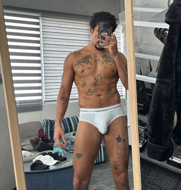 Bad Bunny prend un selfie miroir dans les mémoires de Calvin Klein blanches, affichant son physique musculaire et ses tatouages.