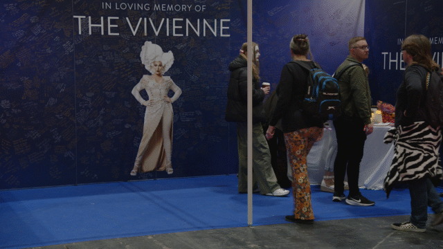 Mémorial dédié à la Vivienne avec des fans qui leur rendent hommage.