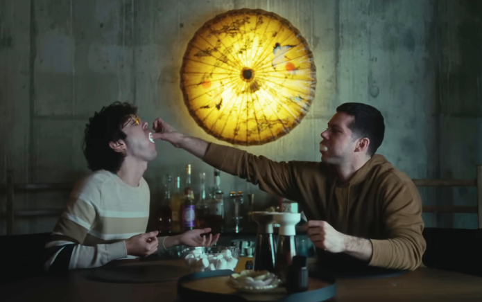 Twinless: Tout ce que vous devez savoir sur le nouveau film gay de Dylan O'Brien et James Sweeney