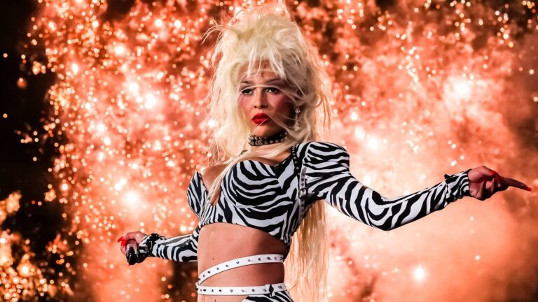 Doja Cat fait ses débuts sur le nouveau single `` Jealous Type '' à l'extérieur des terres aux côtés de surprise d'album d'écoute de l'album