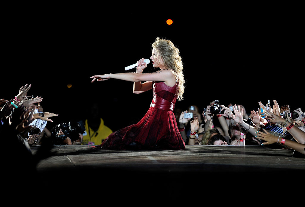Taylor Swift se produisant dans le cadre de sa tournée Speak Now. 
