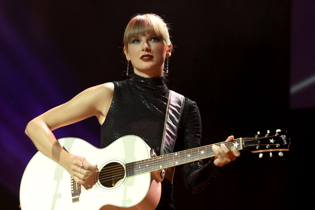 Taylor Swift se produit sur scène lors des NSAI 2022 Nashville Songwriter Awards au Ryman Auditorium le 20 septembre 2022 à Nashville, Tennessee. 