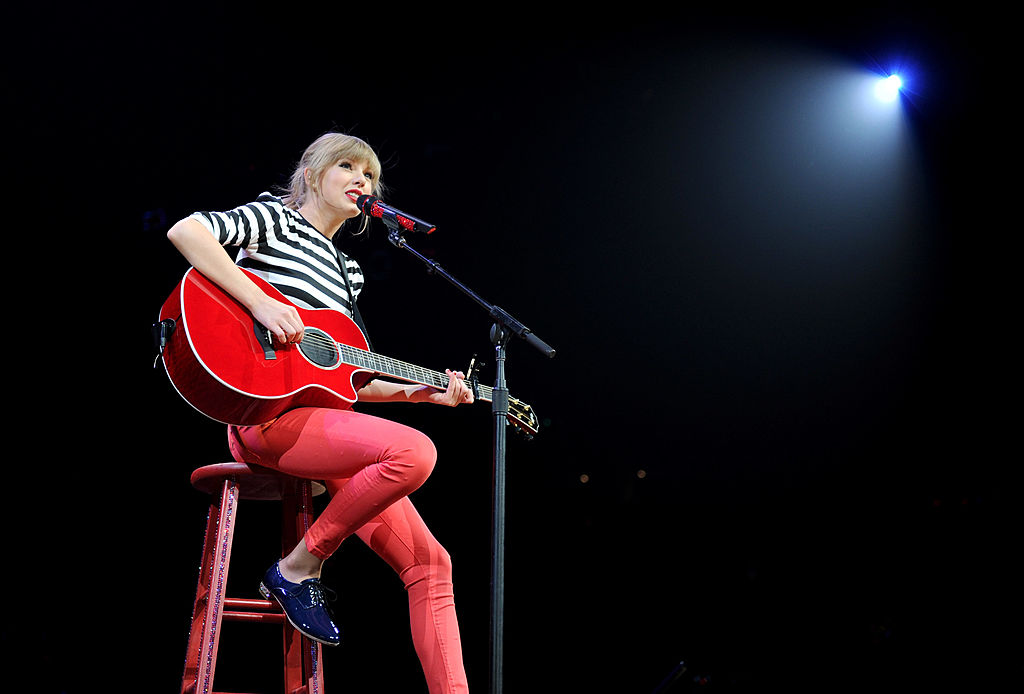 Taylor Swift se produit sur scène au Prudential Center le 27 mars 2013 à Newark, New Jersey. 