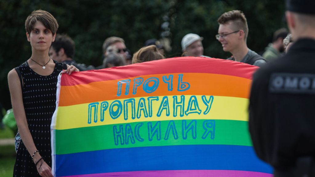 Un participant tient une bannière avec l'inscription «Stop Propaganda of Violence» lors de la démonstration de la fierté gay à Saint-Pétersbourg, Russie