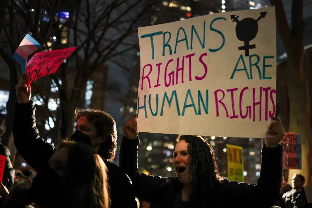 Les gens se réunissent pour défendre les droits des personnes trans à New York le 3 février 2025 (Getty)