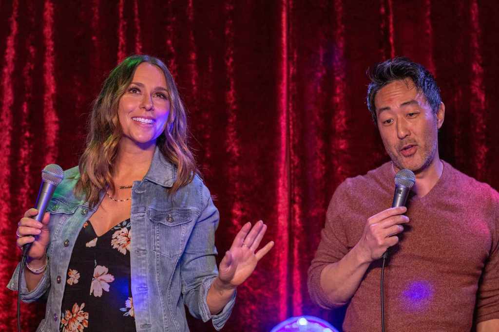 Maddie et Chim faisant du karaoké en 9-1-1 Saison 2. 